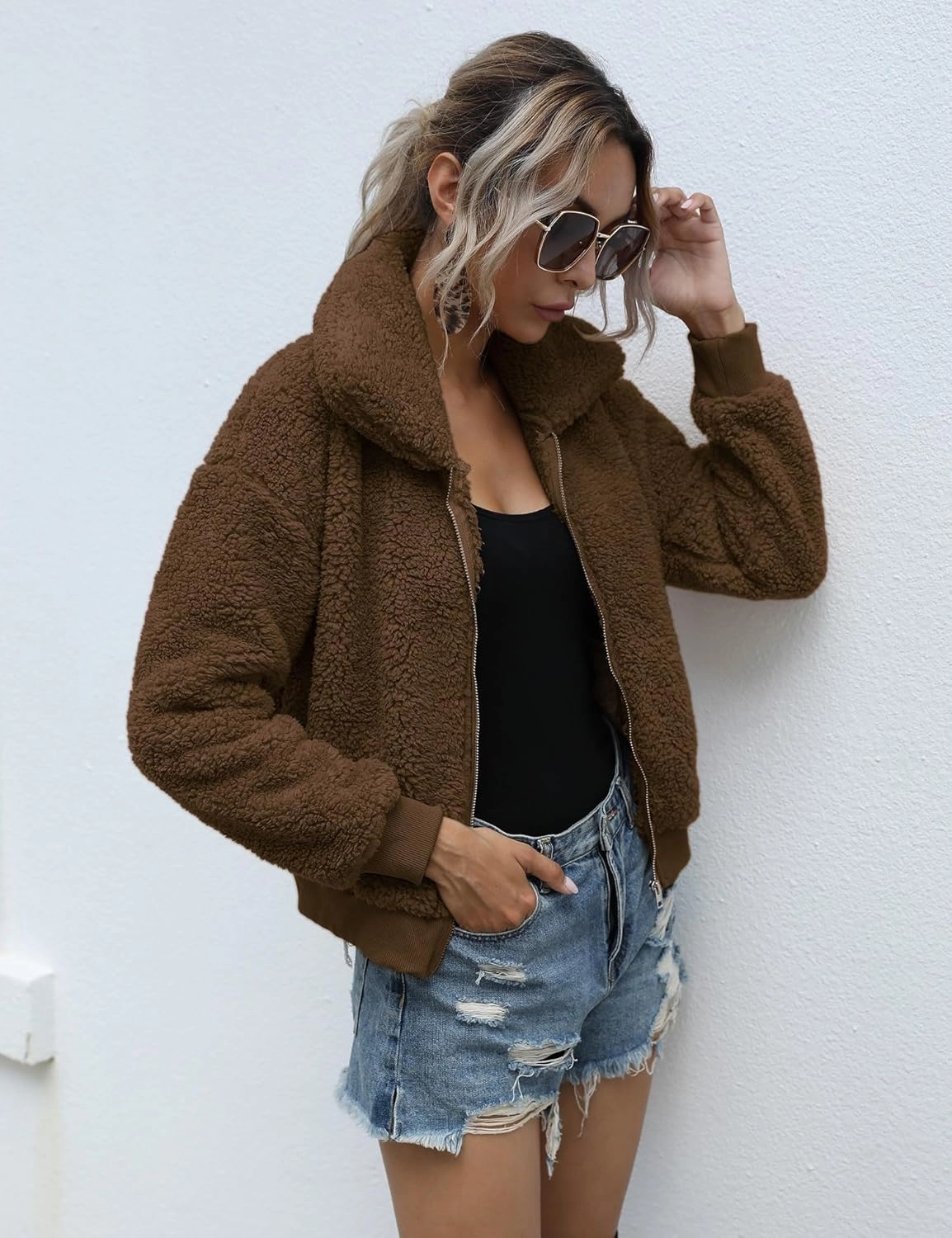 AKEWEI Women's Short Faux Fur Coat Casual Shaggy Jacket with Pockets Warm Winter Zip-Up Fluffy Outwear