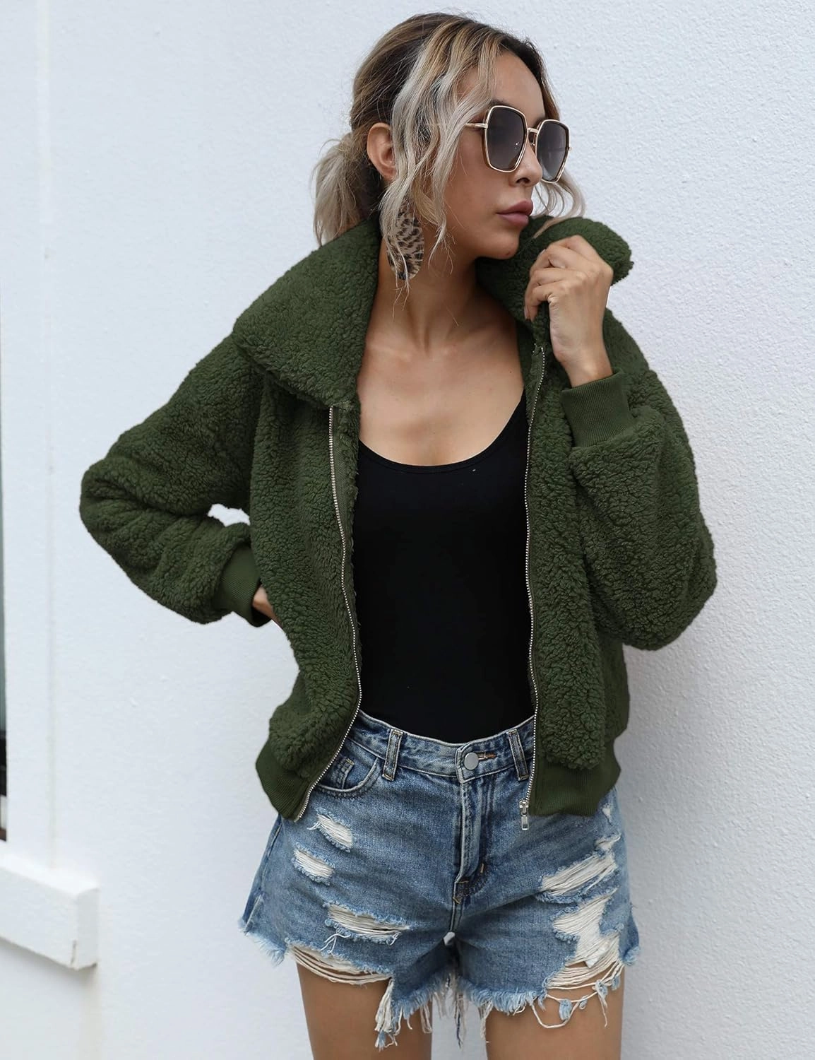 AKEWEI Women's Short Faux Fur Coat Casual Shaggy Jacket with Pockets Warm Winter Zip-Up Fluffy Outwear